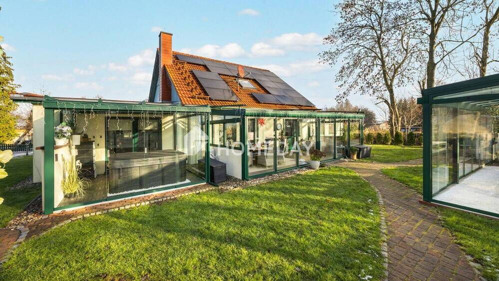 Thumbnail-Wohnen auf zwei Ebenen mit besonderem Außenbereich samt Whirlpool im eigenen Poolhaus