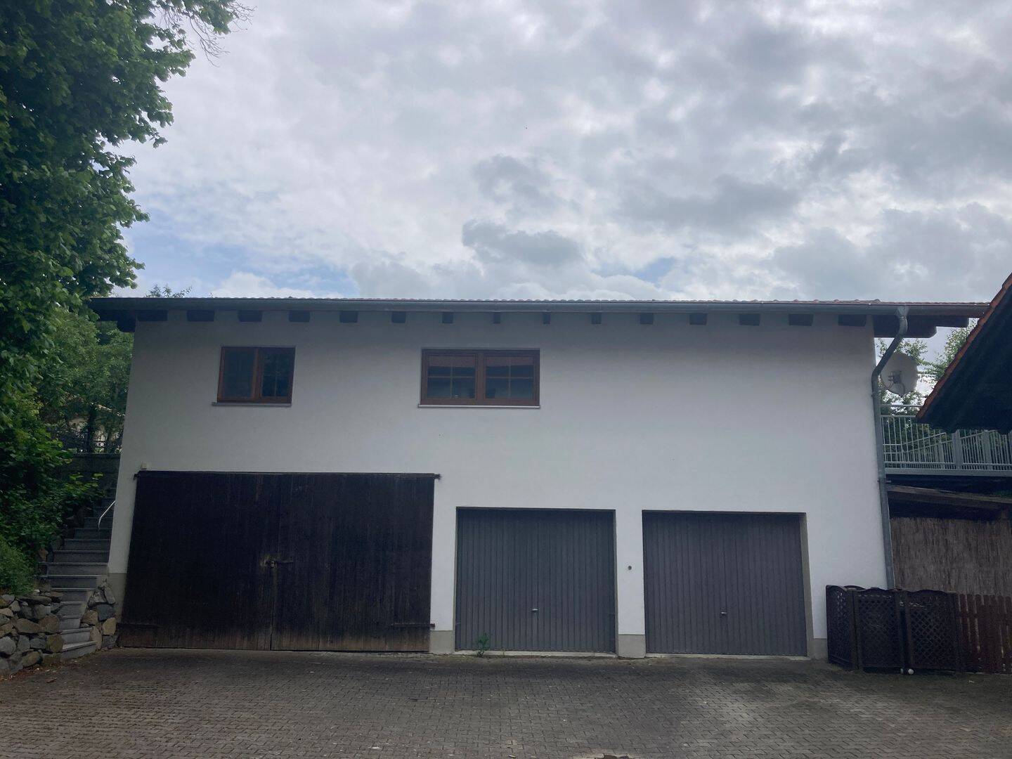 Hausansicht mit Garagen