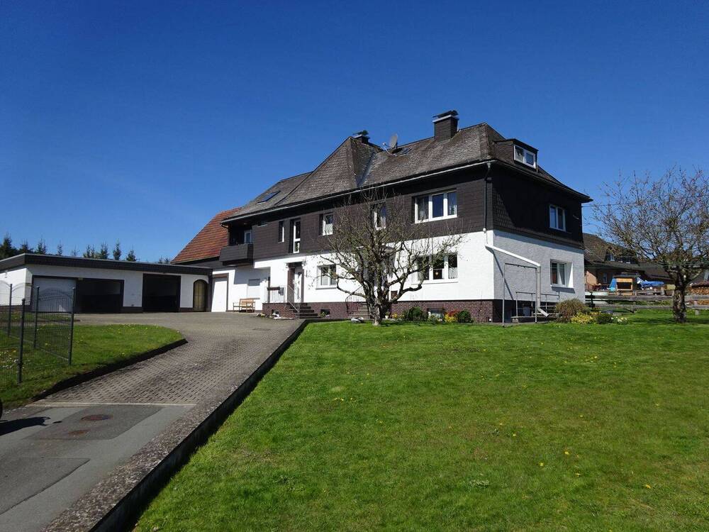 Thumbnail-Gepflegtes Wohnhaus mit Scheune und Garagen in wunderschöner Lage