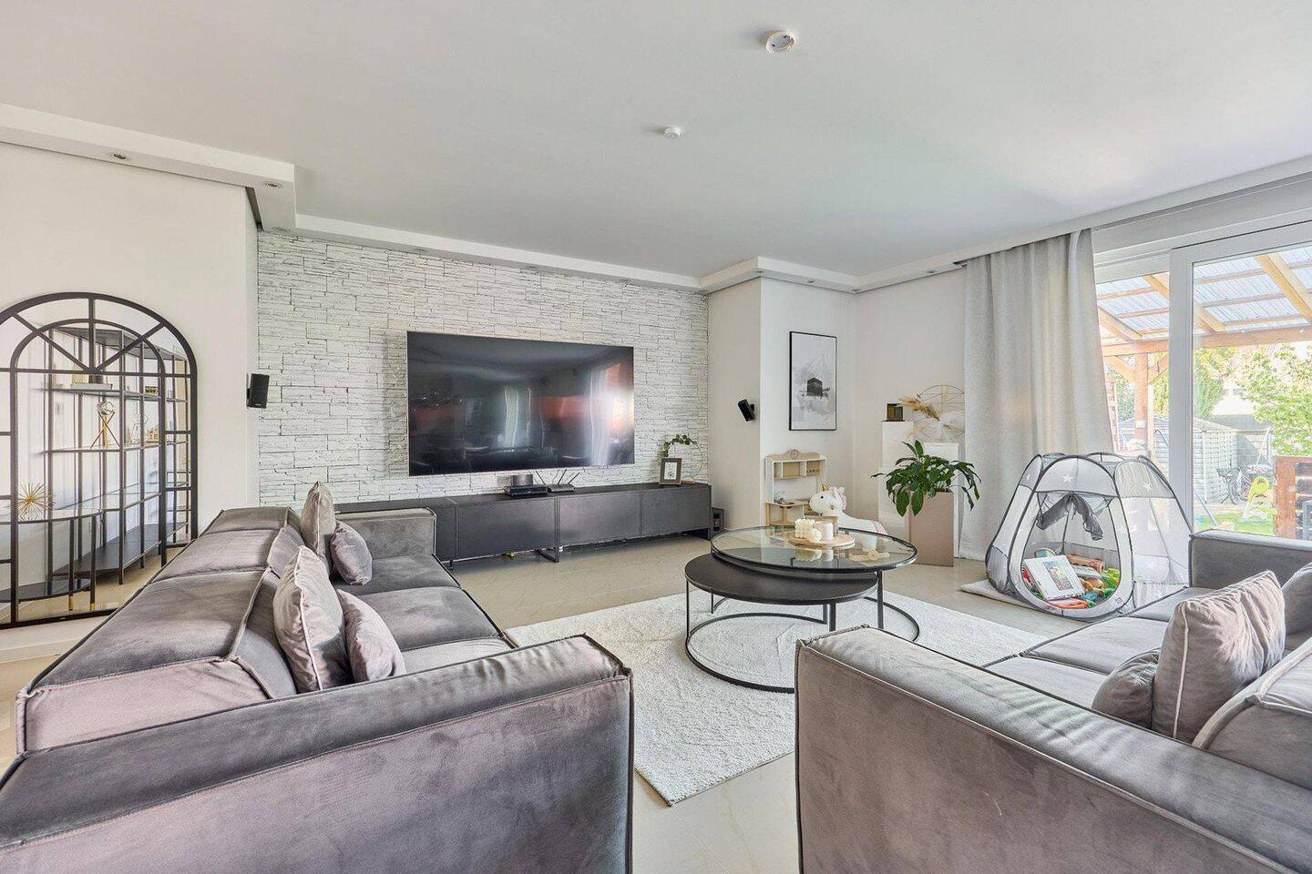 Thumbnail-Repräsentatives Reihenendhaus mit zwei Wohneinheiten 314 m² Garten Neubauqualität