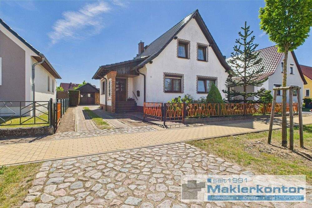 Thumbnail-Zeitloses Einfamilienhaus mit separater Garage, Bungalow und Terrasse