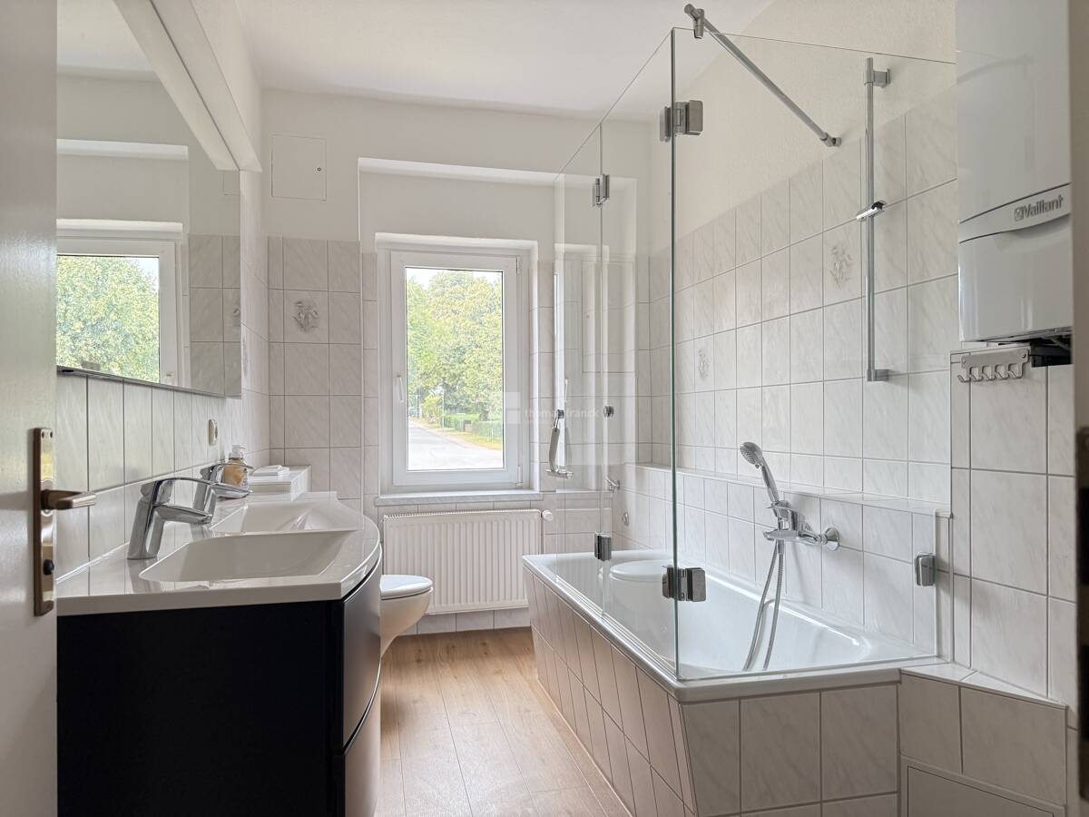 Das neue Badezimmer vom Flur aus gesehen