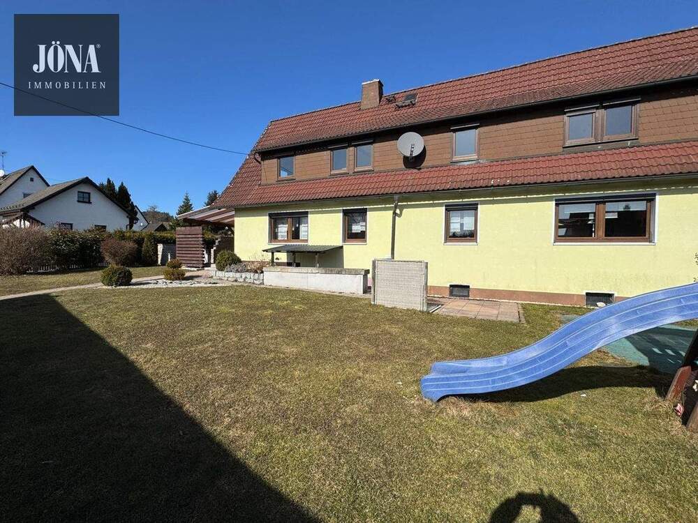 Thumbnail-Wohnimmobilie mit großem Garten und Doppelgarage in einem angenehm ruhigen Umfeld