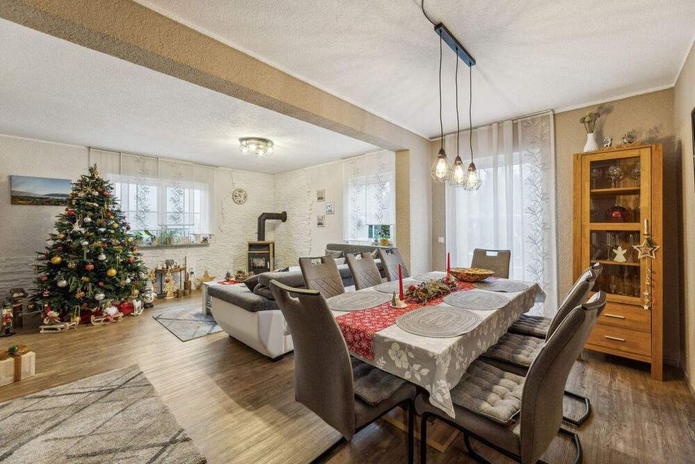 Thumbnail-Einfamilienhaus mit Einliegerwohnung, Terrasse, Photovoltaik und E-Ladestation