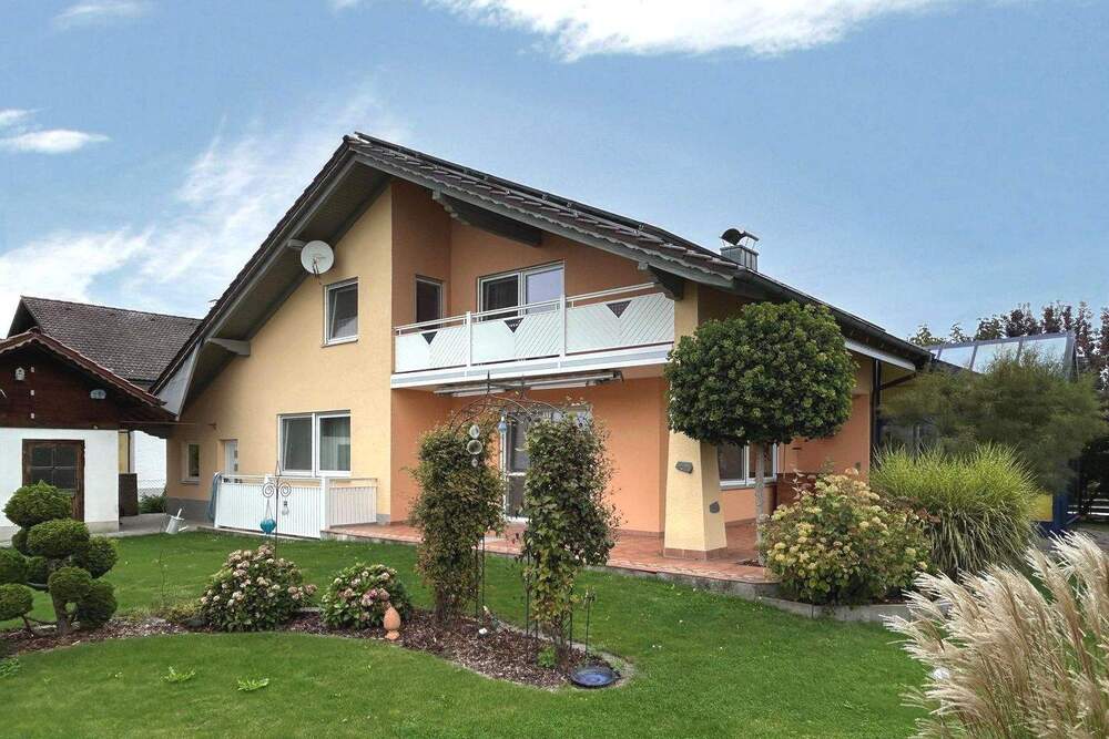 Thumbnail-Viel Platz für die ganze Familie: Zweifamilienhaus mit Gartenidylle in Hunderdorf