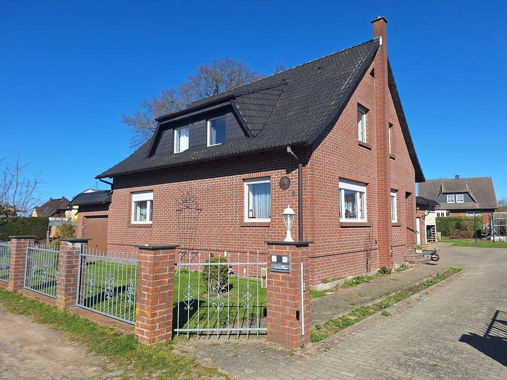 Thumbnail-Einfamilienhaus mit Poolhaus und Garagen in Loissin nahe Greifswald