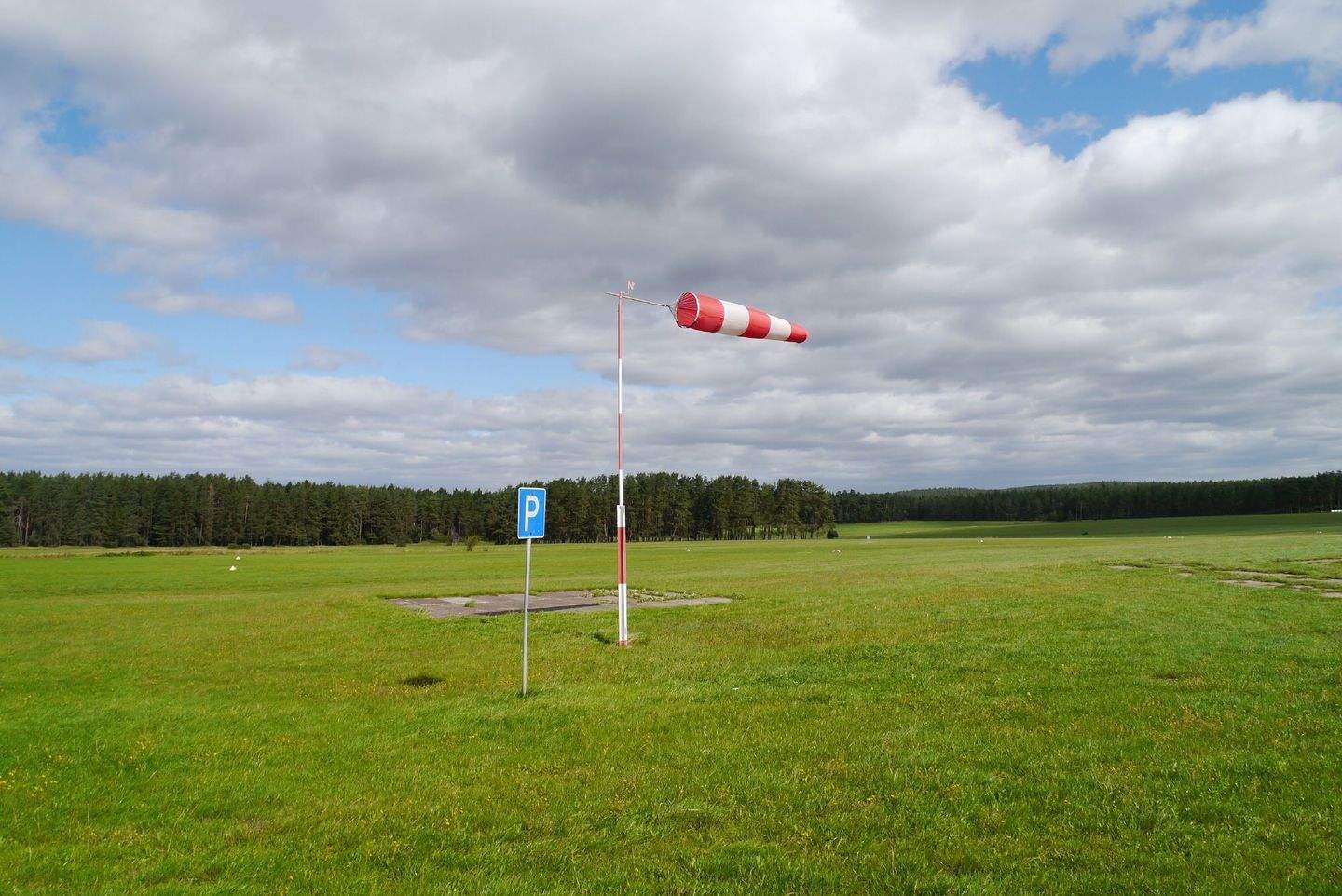 Thumbnail-Außergewöhnlicher Flugzeughangar mit riesigem Grundstück im Herzen des Thüringer Waldes