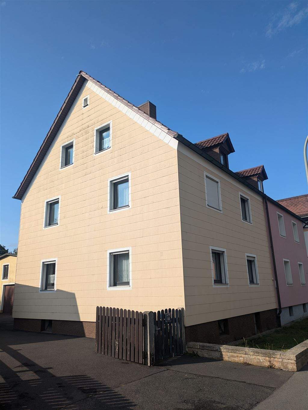 Thumbnail-Lukratives Investment: Vielseitige Doppelhaushälfte mit großem Garten