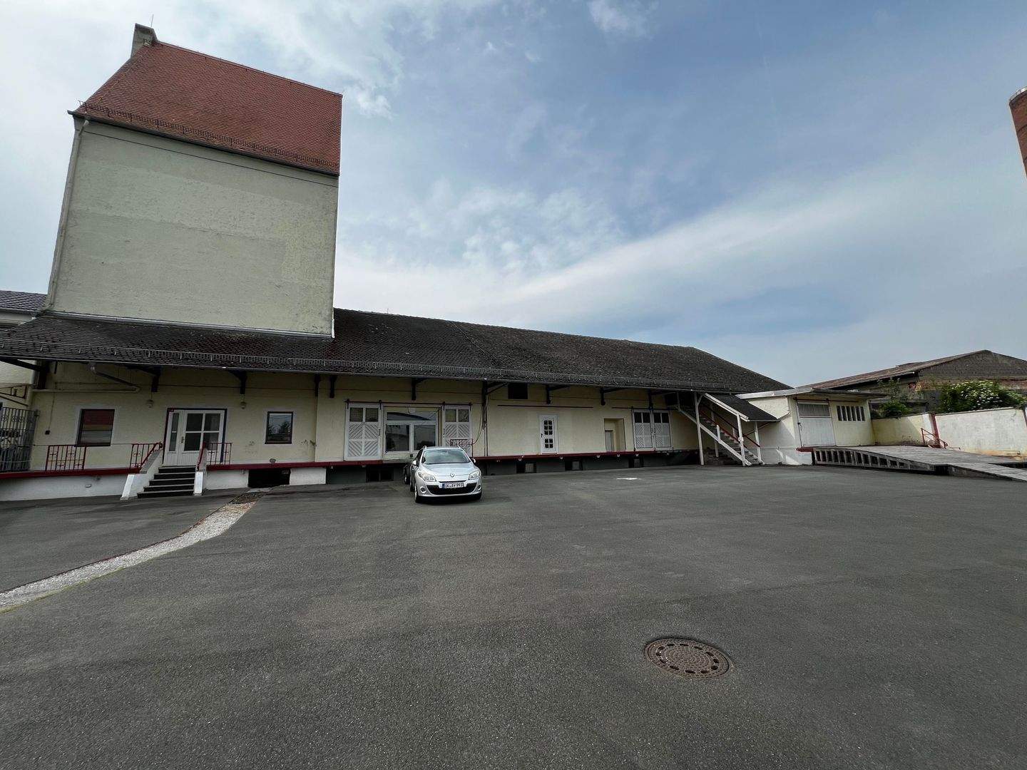 Thumbnail-Gewerbeobjekt mit Büros und großer Freifläche