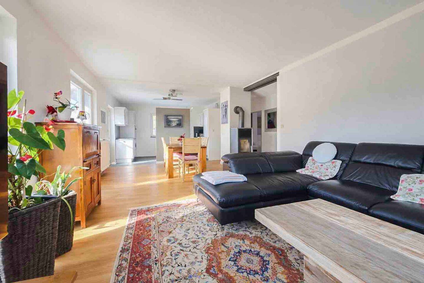 Thumbnail-Zwei Wohnungen - viele Möglichkeiten: Familienhaus mit Terrasse, Balkon & Kamin