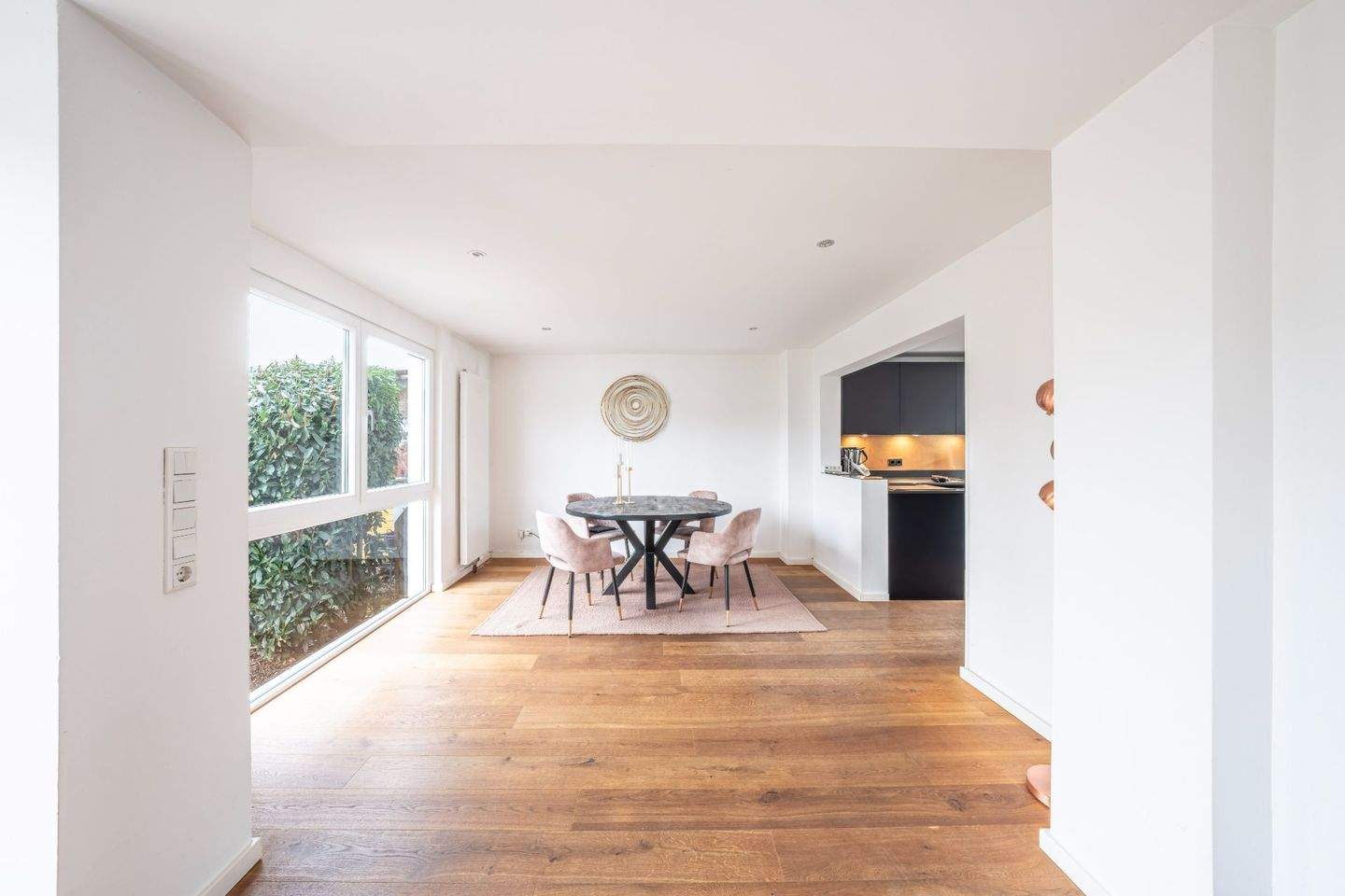 Thumbnail-Räume für Träume treffen architektonische Ästhetik: Doppelhaushälfte mit Stil in idyllischer Lage