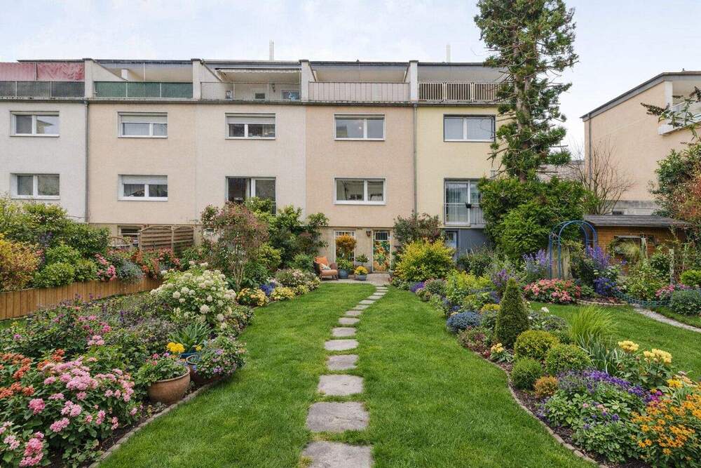 Thumbnail-Sanierungsbedürftiges Reihenmittelhaus mit großzügiger Dachterrasse
