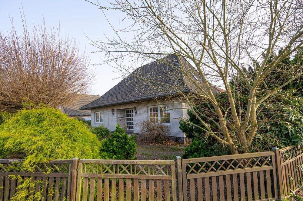 Thumbnail-Zuhause in Weener: Großzügiger Bungalow mit Garten, Teich und überdachter Terrasse