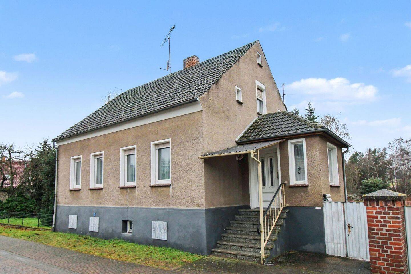 Thumbnail-Bezugsfrei: Sanierungsbedürftiges Einfamilienhaus mit 4,5 Zimmer und großem Garten