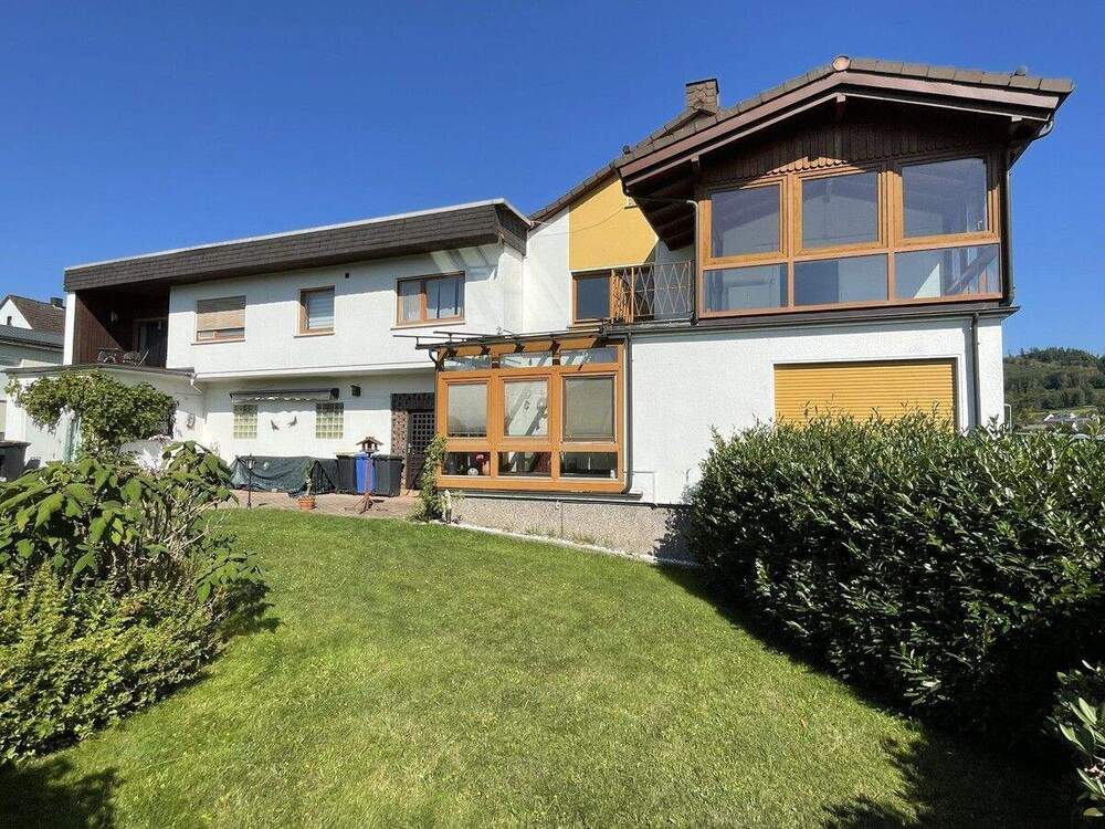 Thumbnail-Mandeln: Geräumige Immobilie mit Gewerbeeinheit