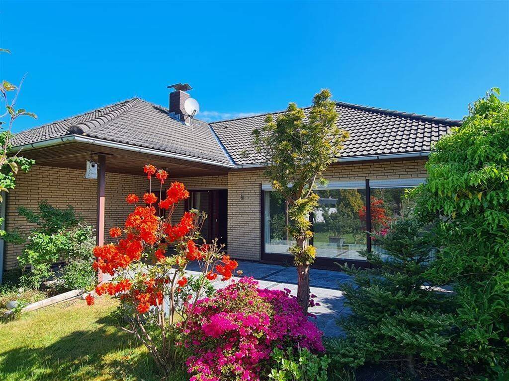 Thumbnail-**RESERVIERT**Großzügiger Winkel-Walmdach-Bungalow in Varel