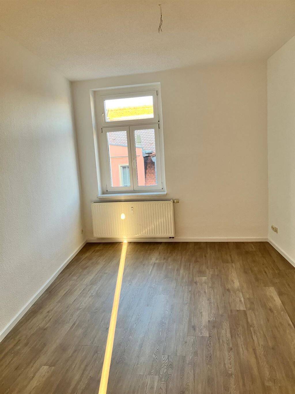 Thumbnail-Schöne 2-Raum Whg.in Grimma, neues Laminat, Bad mit Fenster und Balkon!