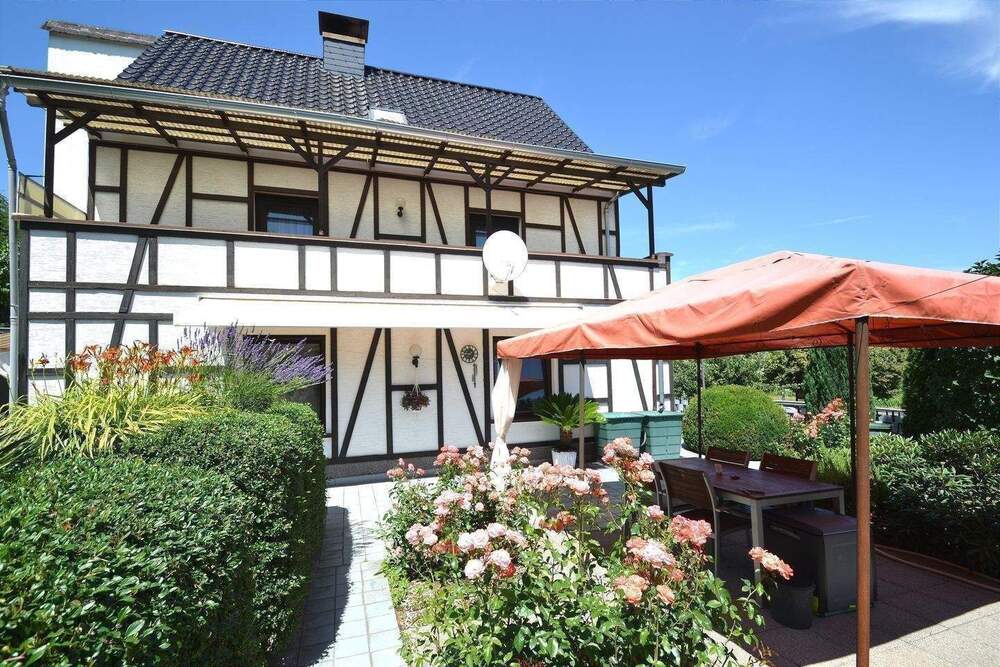 Thumbnail-RESERVIERT Großzügiges, familienfreundliches Haus mit Garten, drei Etagen, Garage, voll unterkellert und mit attraktivem Weitblick