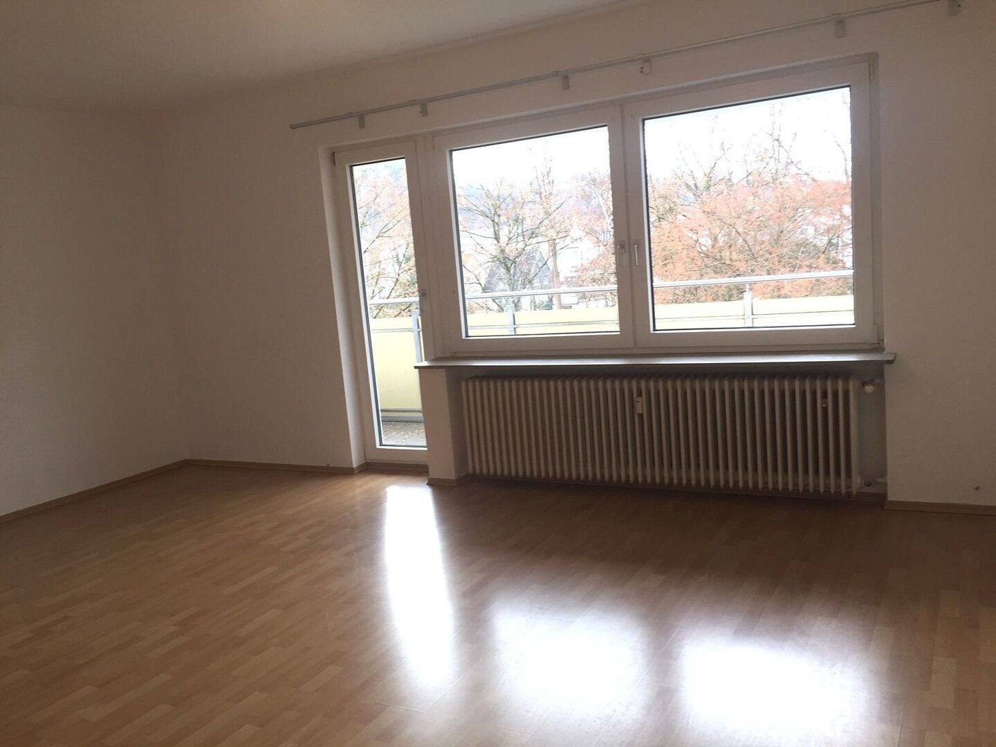 Wohnzimmer Blick zum Balkon.JPG