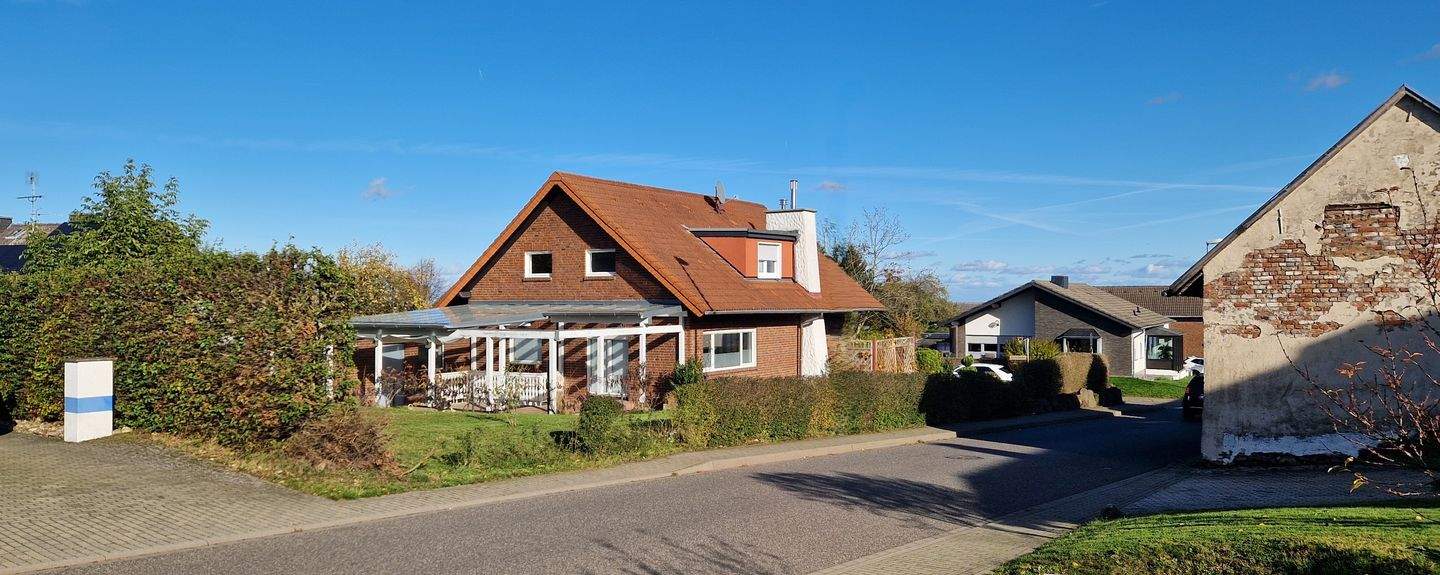 Thumbnail-Vorfahren und Einziehen - topgepflegtes Einfamilienhaus mit Garten in schöner Lage