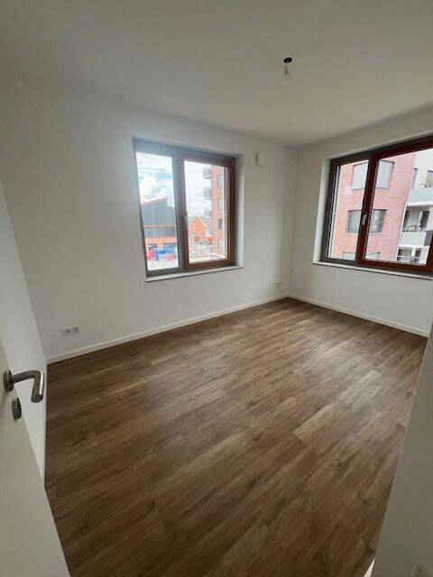 Helles Zimmer mit Holzfußboden