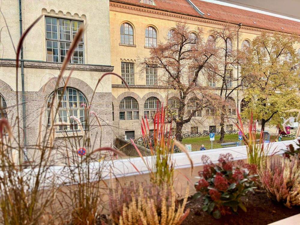 Thumbnail-WG-Traum: Balkon mit Blick auf LMU-Hauptgebäude