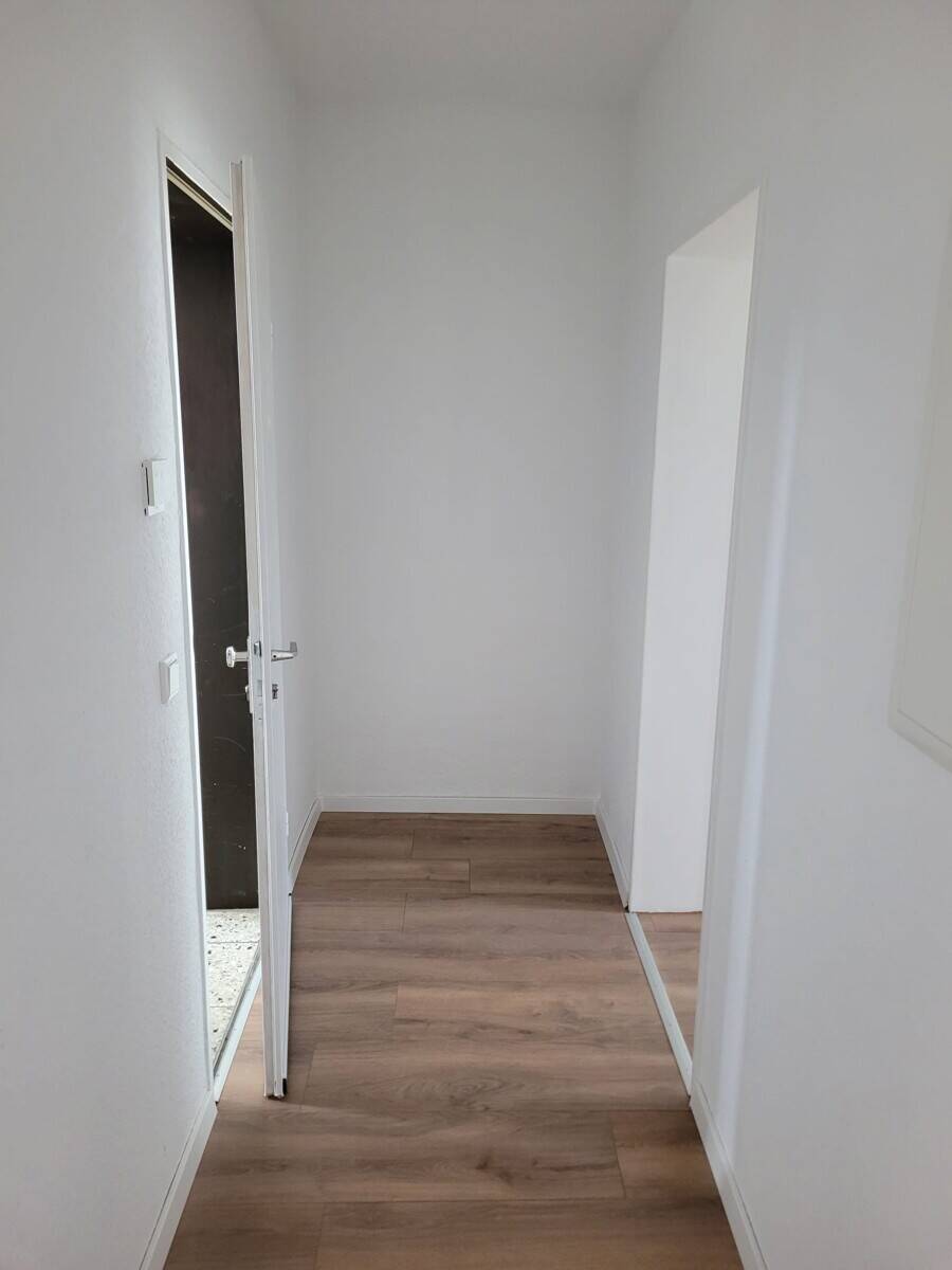 Thumbnail-Komplett sanierte und renovierte 2 Zimmer-Küche-Bad Wohnung mit Balkon & Stellplatz