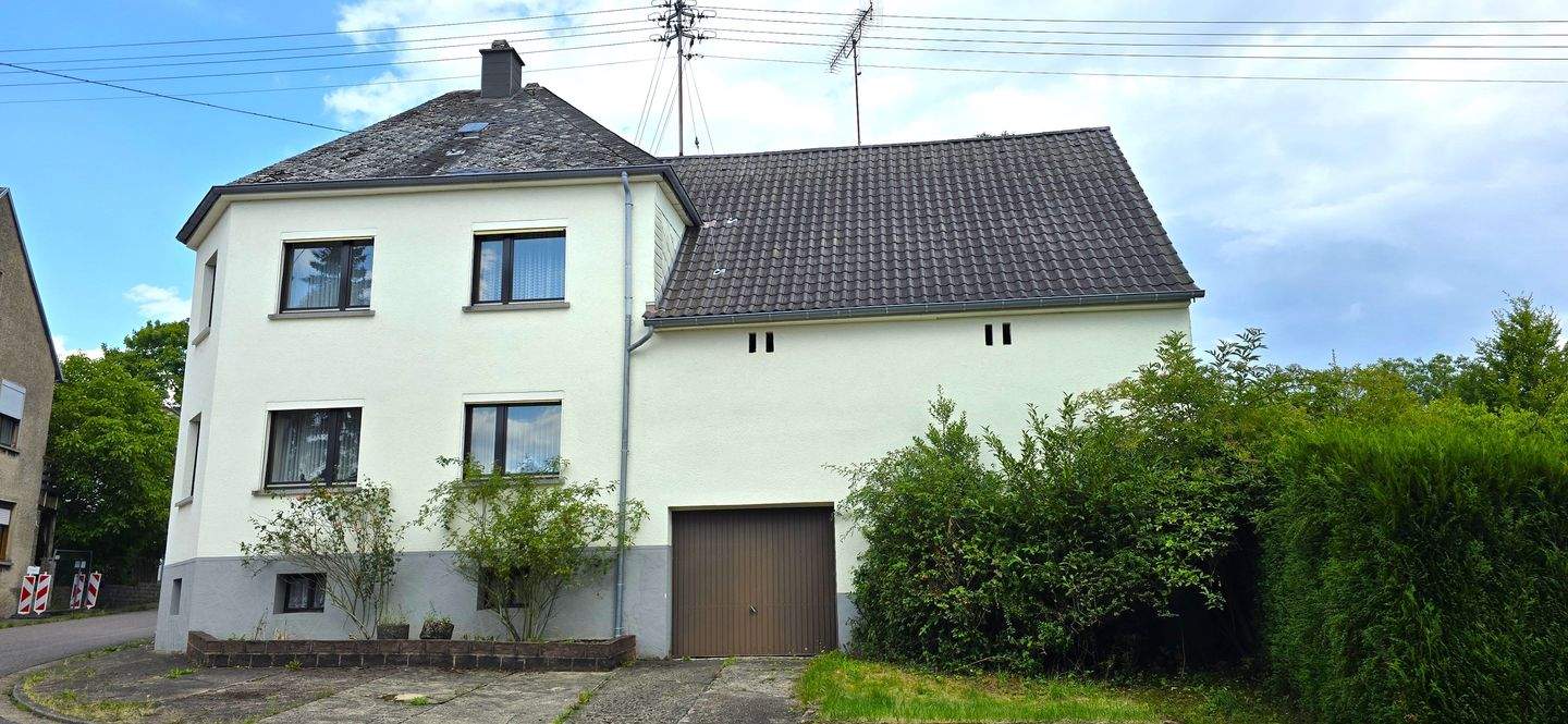 Thumbnail-Ein-Zweifamilienhaus in ruhiger Straße auf riesigem Grundstück