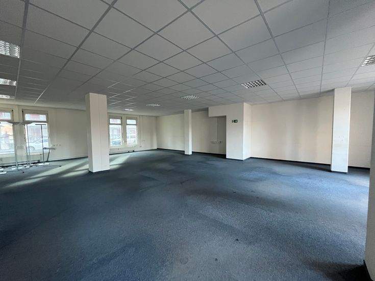 Thumbnail-Helles Großraumbüro mit Parkplätzen