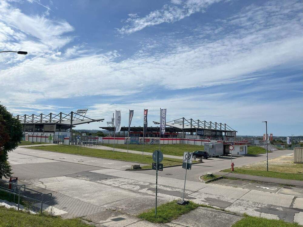Thumbnail-Und die Jahreskarte fürs Stadion ist schon dabei...schöne 2-Zimmer-Wohnung mit Einbauküche, sofort einzugsfertig