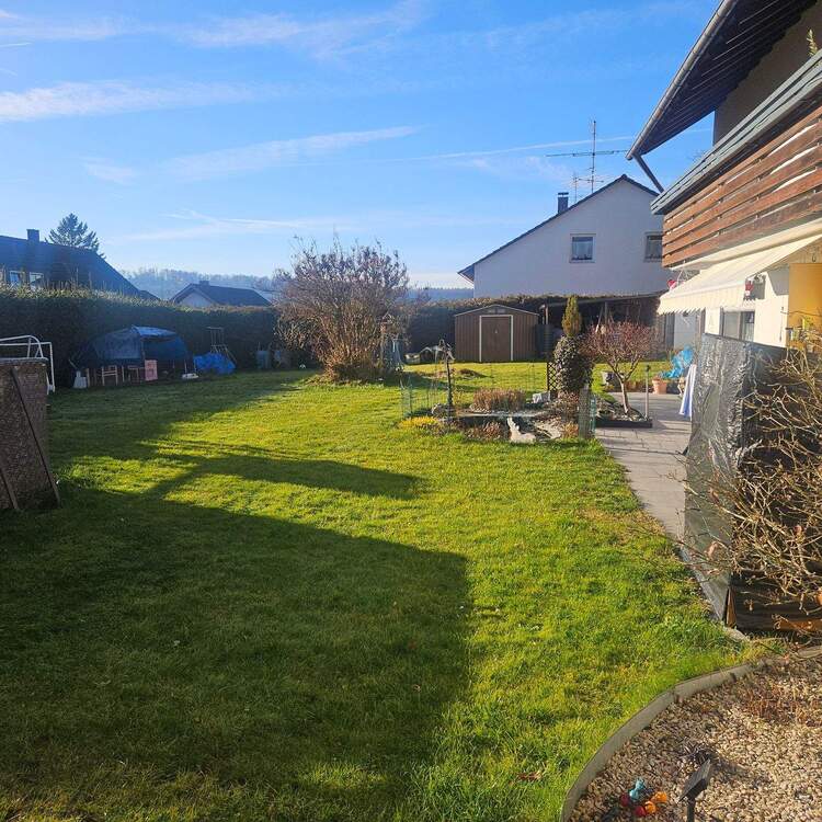Thumbnail-Schönes Dreifamilienhaus mit Doppelgarage und Stellplätzen in toller Lage in Ebenweiler