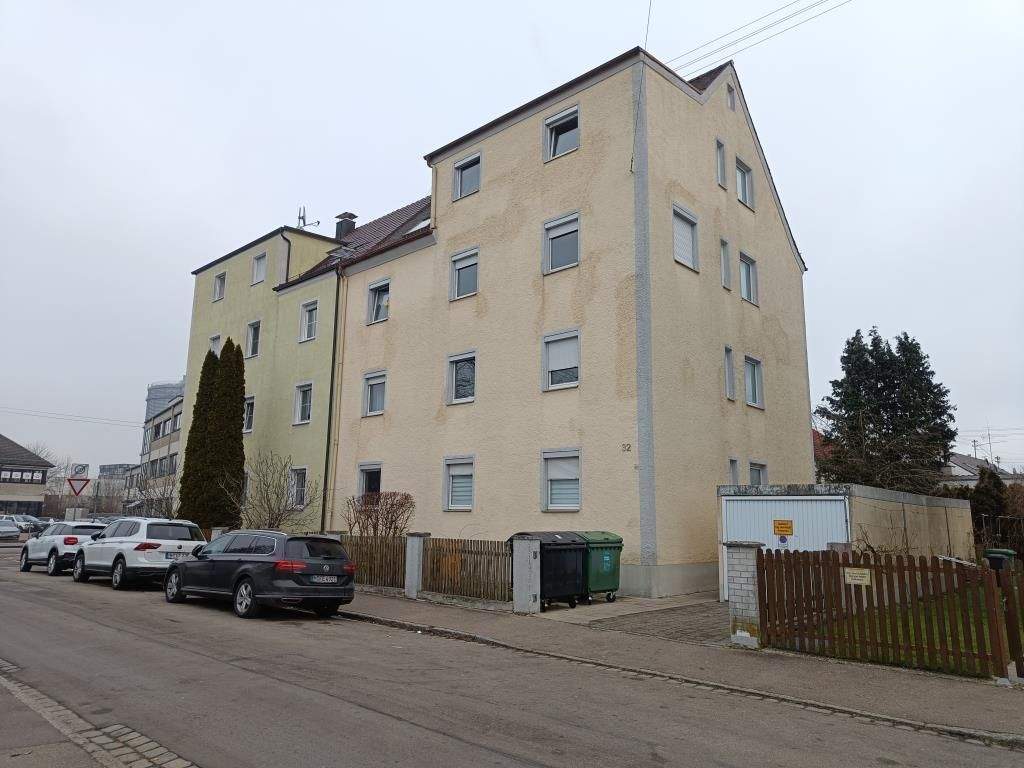 Thumbnail-Großzügige 4-Raum-Wohnung im 2. OG mit Garage in Augsburg-Kriegshaber