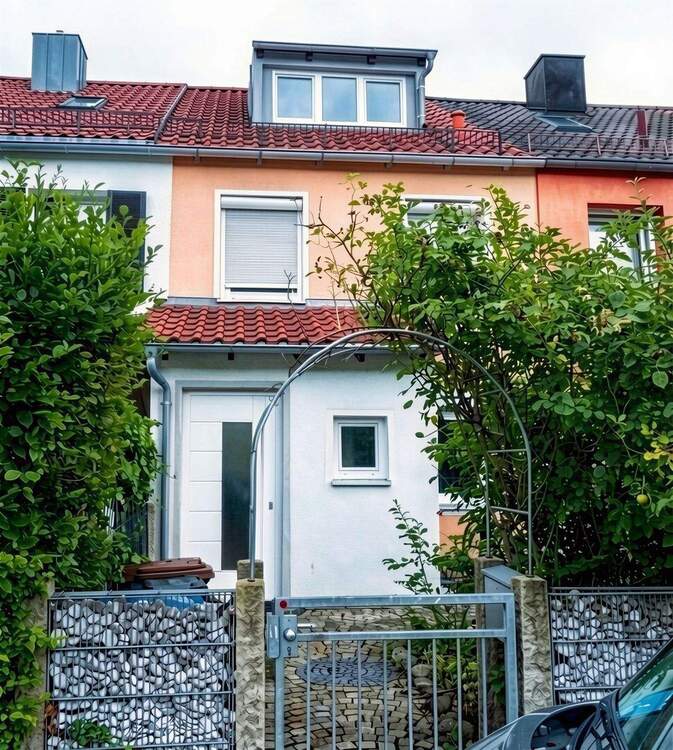 Thumbnail-Wohnen in München leicht gemacht - Modernisiertes Reihenmittelhaus auf Erbbaurecht