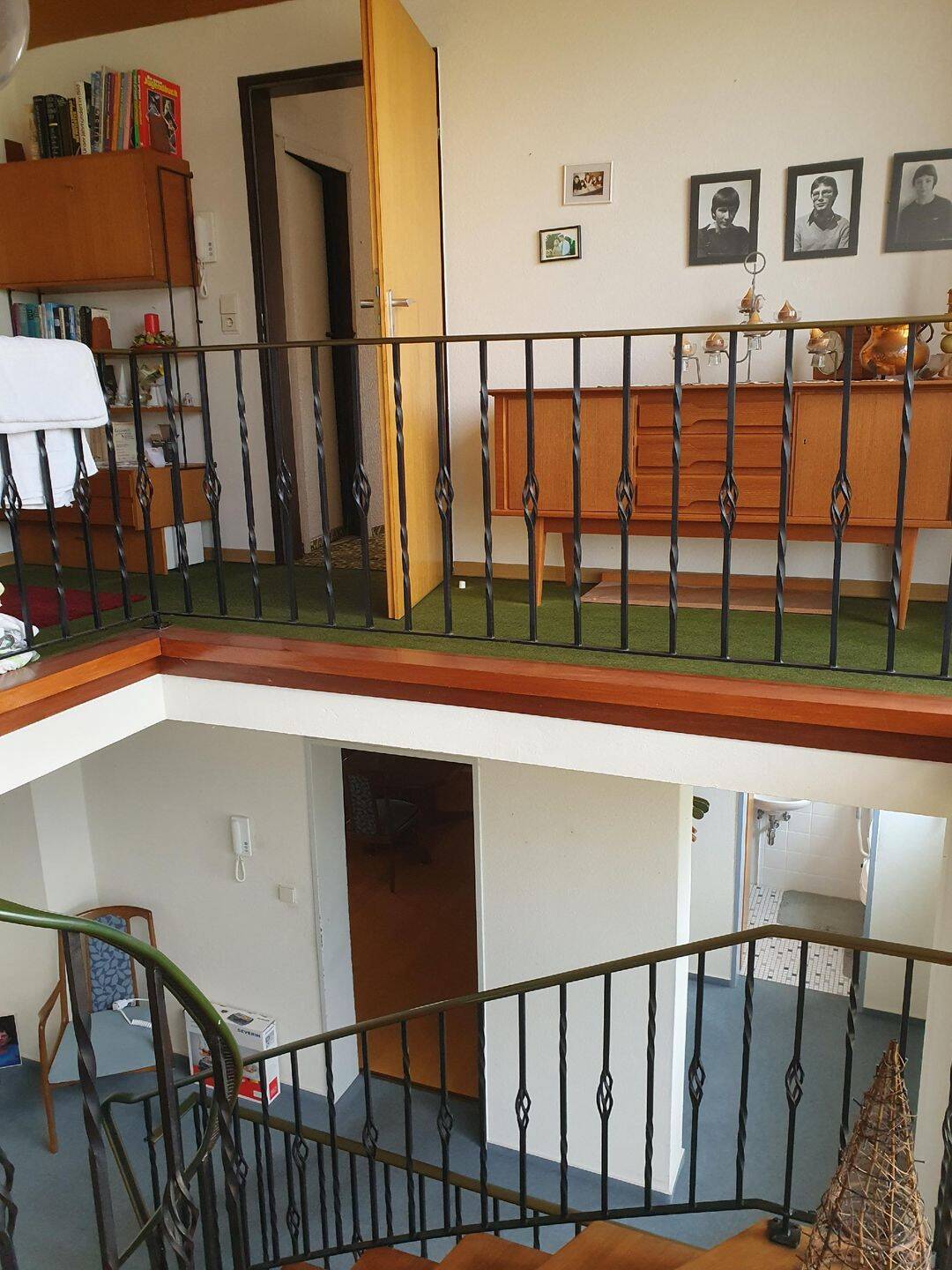 Thumbnail-Frühjahrsangebot. Einfamilien-Wohnhaus mit Einliegerwohnung u. Garagengebäude mit Carport von Detmold