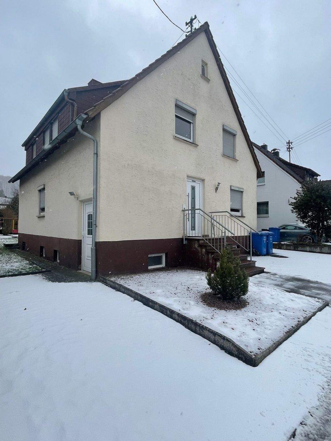 Thumbnail-Kompaktes Zweifamilienhaus in familienfreundlicher Lage von Lauchheim inkl. Garage und Garten