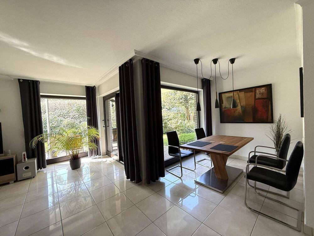 Thumbnail-Freie Erdgeschosswohnung mit großem Wohnbereich und Terrasse in Müngersdorf