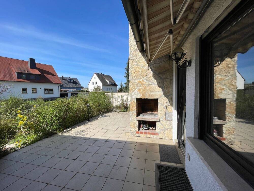 Außenkamin und großzügige Terrasse