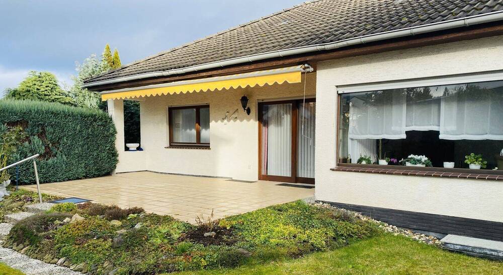 Thumbnail-Attraktiver Walmdach-Bungalow mit Doppelgarage in ruhiger sonniger Lage