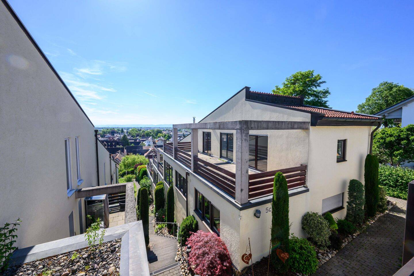 Thumbnail-Panoramablick inklusive: Großzügiges Zuhause mit Hauscharakter und drei Terrassen