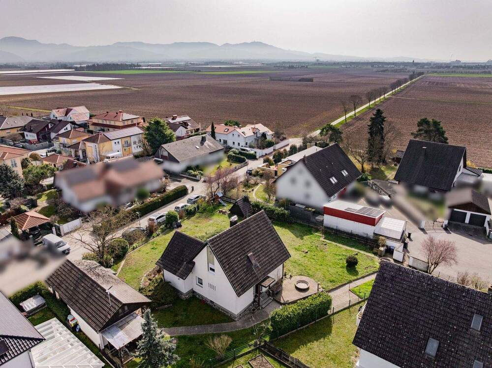 Thumbnail-Einfamilienhaus mit großem Grundstück und attraktivem Entwicklungspotenzial in Toplage Hartheims