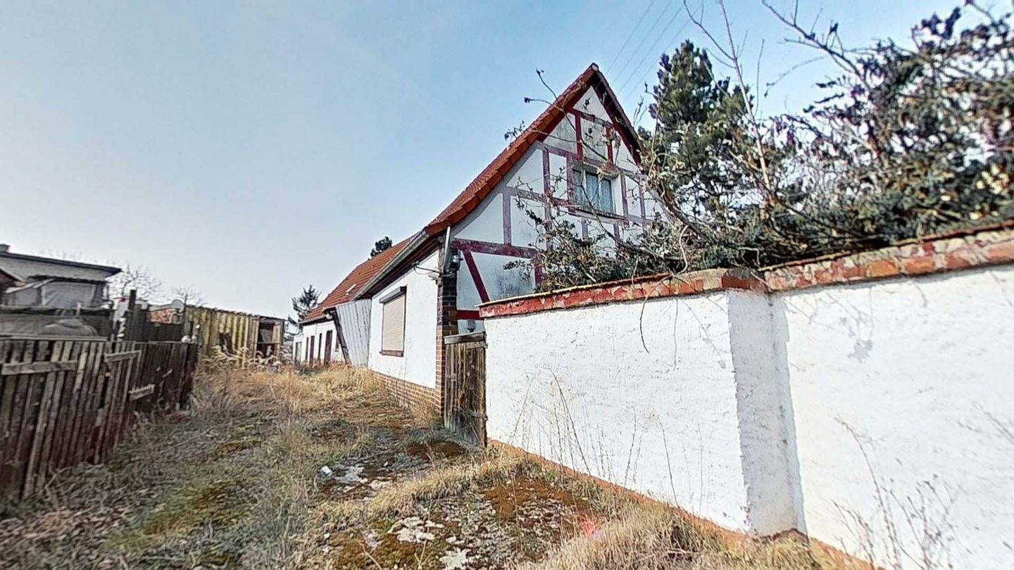 Thumbnail-unsaniertes Einfamilienhaus mit viel Nebengelass für 1-2 Familien mitten in Wellaune