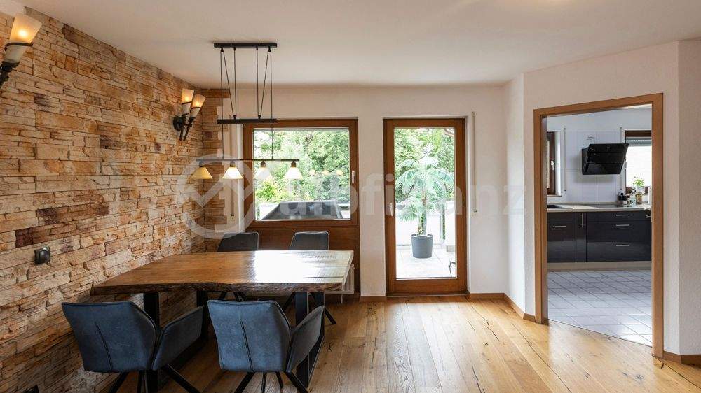 Thumbnail-Wohnen wie im Haus: 120 m² mit 2 Garagen und Hobbykeller