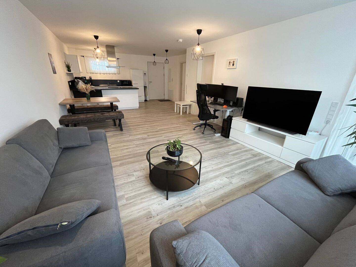 Thumbnail-VOLLSERVICE - 2,5-ZIMMER-WOHNUNG IM 1. OG - EBK, TG-STELLPLATZ & LOGGIA.