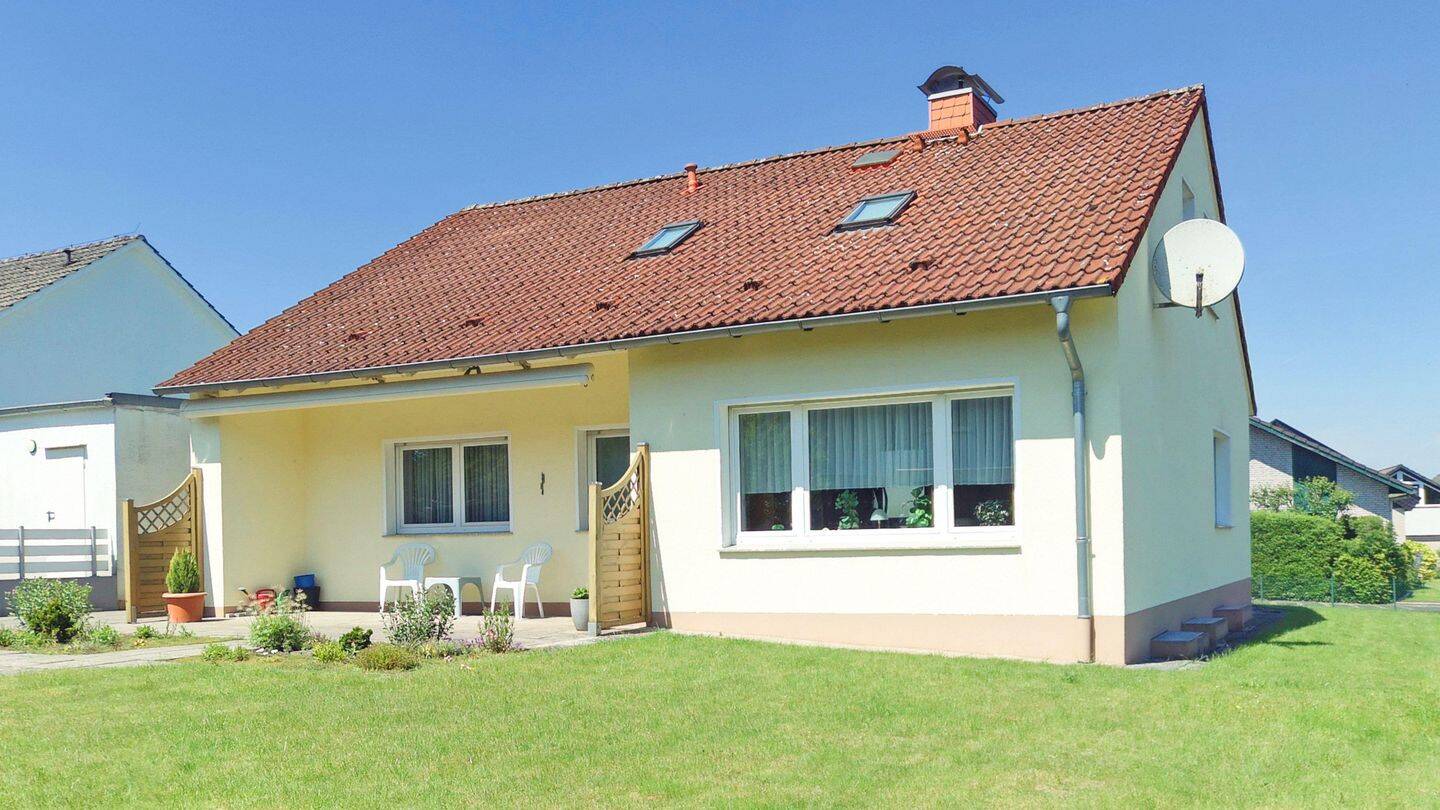 Thumbnail-Sehr gepflegter Bungalow mit Vollkeller, Garage und Doppelcarport in ruhiger Wohnlage von Lage-Kachtenhausen