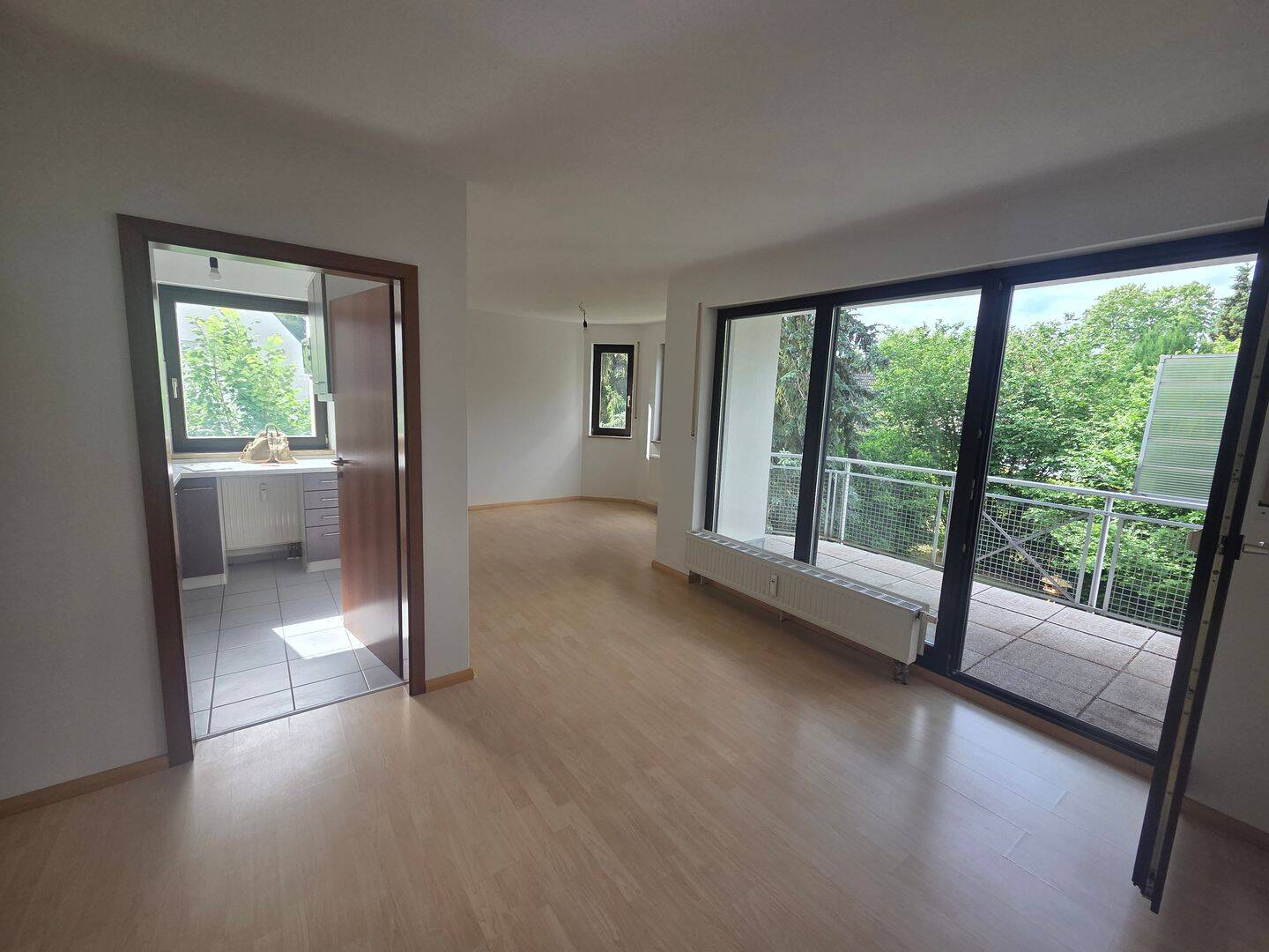 Thumbnail-Helle 2-Zimmer-Wohnung mit Balkon und Einbauküche in ruhiger Lage