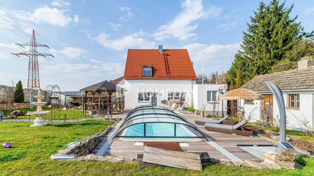Thumbnail-Großzügiges Einfamilienhaus mit weitläufigem Garten, Pool und durchdachter Raumaufteilung