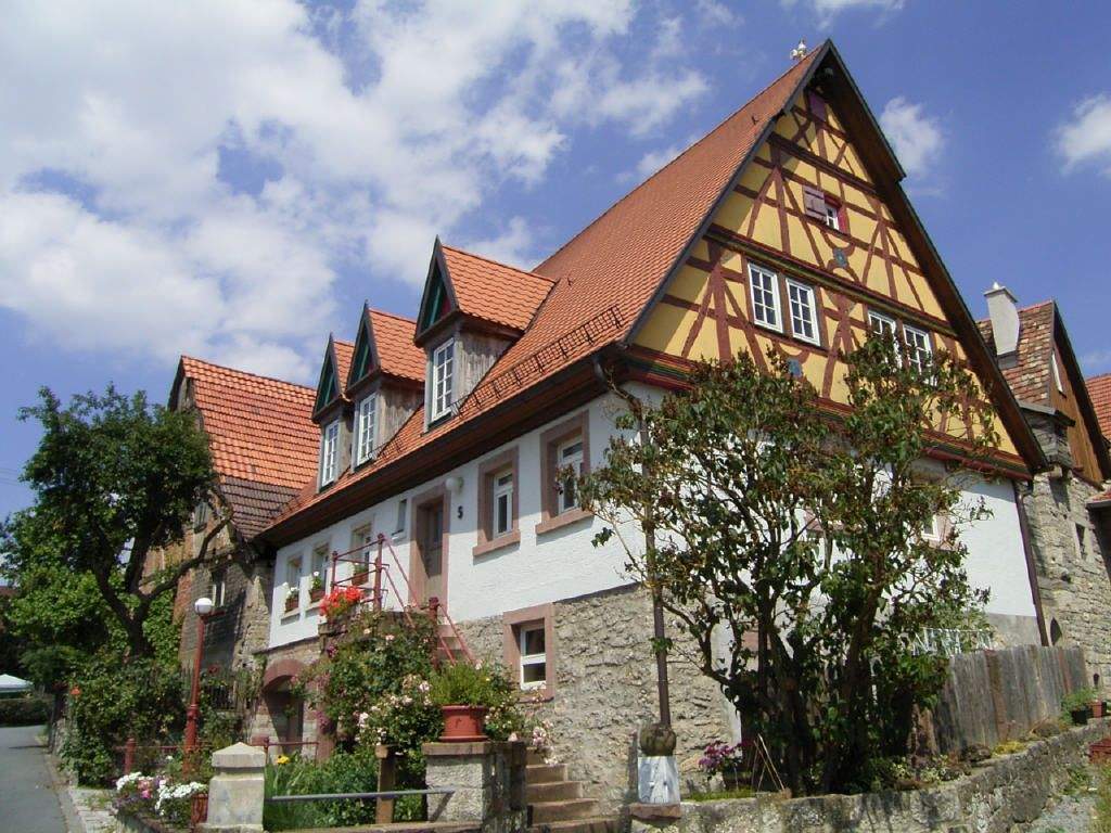 Thumbnail-Anwesen mit Wohnhäusern und Nebengebäuden sowie Freisitz in AhornSchillingstadt