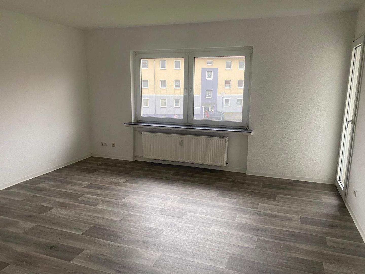 Thumbnail-SOFORT FREI ! Schön aufgeteilt im 2. Obergeschoss mit Balkon und Tageslichtbad
