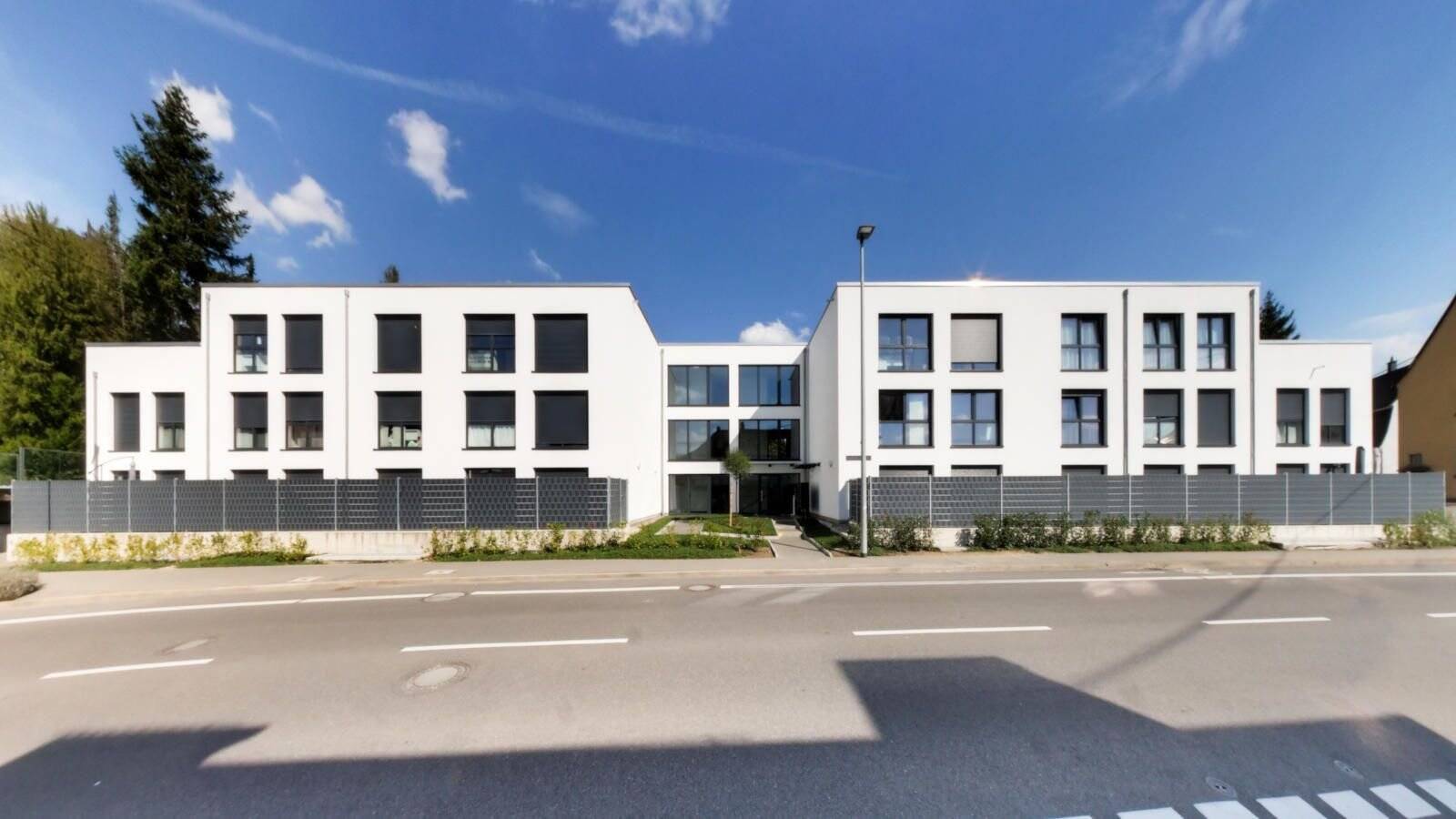 Thumbnail-Sehr großzügige, neuwertige 2-Zimmer-Wohnung mit gemeinsamer Nutzung der sonnigen Dachterasse