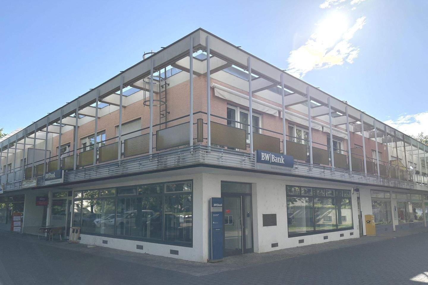 Thumbnail-Ladenfläche EG frei! Gewerbefl. & Whg. im OG vermietet, 2 Garagen, Bj. ca. 1961, Grdst. ca. 255 m² !